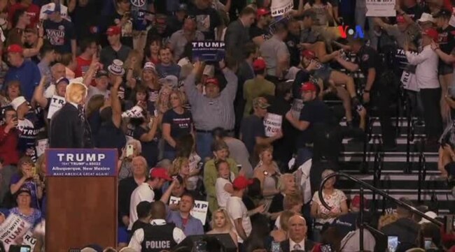 Violentas protestas anti-Trump y criticas contra Clinton