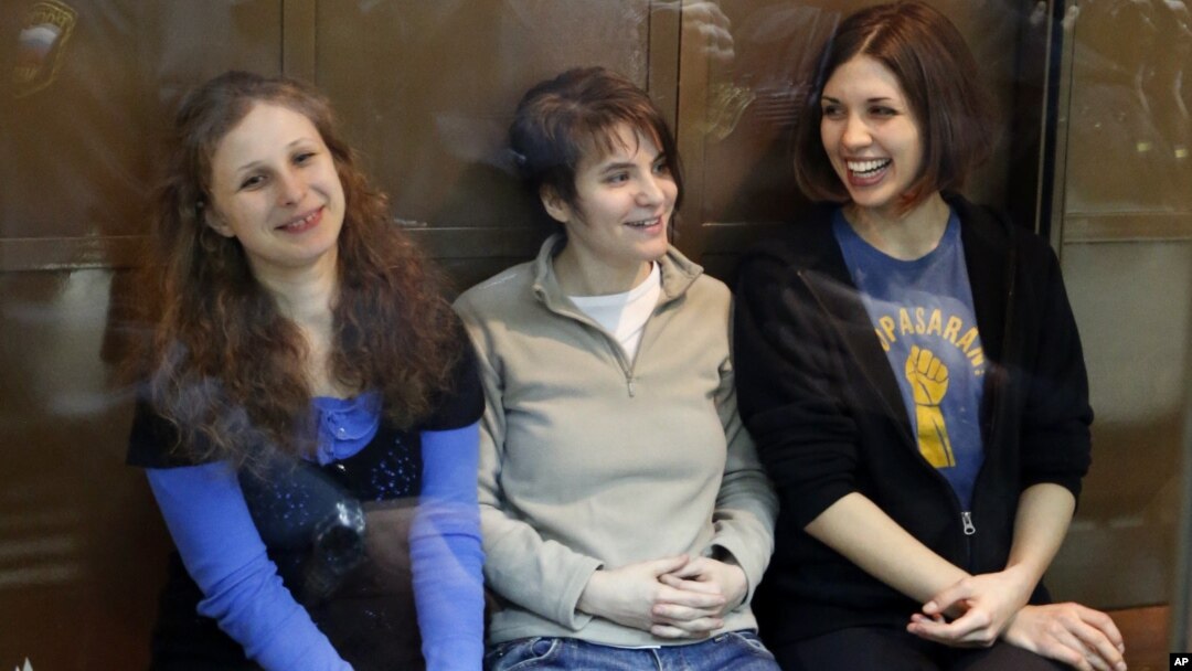 Tiga perempuan anggota kelompok band Pussy Riot, dari kiri: Maria Alekhina, Yekaterina Samutsevich, dan Nadezhda Tolokonnikova (foto: dok). 