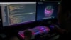中国的一个志愿者黑客组织“红色黑客联盟”小组成员Prince在广东东莞的办公室里观看一个监控全球网络攻击的网站。（2020年8月4日）