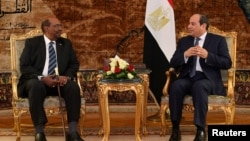 Presiden Mesir Abdel Fattah al-Sisi menerima Presiden Sudan Omar Hassan al-Bashir di Istana Presiden Ittihadiya, Kairo, Minggu (27/1). 