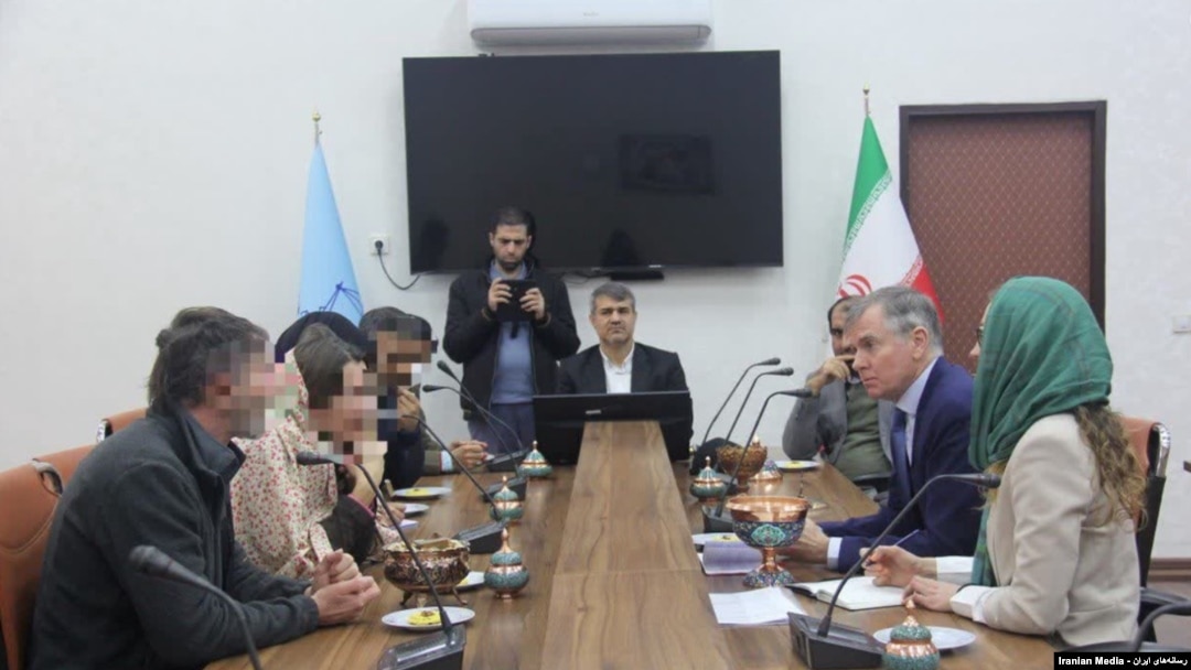 دیدار هوگو شورتر، سفیر بریتانیا در تهران، با دو شهروند بریتانیایی بازداشت‌شده در کرمان در حضور مقامات امنیتی و قضایی جمهوری اسلامی