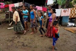 Se ve a los residentes en la aldea de Cubilguitz, municipio de Cobán, departamento de Alta Verapaz, Guatemala el 18 de agosto de 2020.