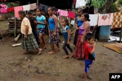 Se ve a los residentes en la aldea de Cubilguitz, municipio de Cobán, departamento de Alta Verapaz, Guatemala el 18 de agosto de 2020.
