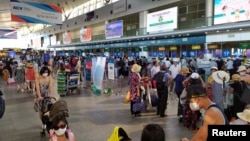 Việc bãi bỏ các quy định phòng dịch khắt khe vào thời điểm cận Tết Nguyên Đán góp phần làm gia tăng lượng hành khách tại các sân bay ở Việt Nam.