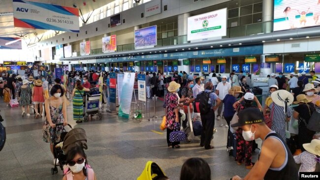 Việc bãi bỏ các quy định phòng dịch khắt khe vào thời điểm cận Tết Nguyên Đán góp phần làm gia tăng lượng hành khách tại các sân bay ở Việt Nam.