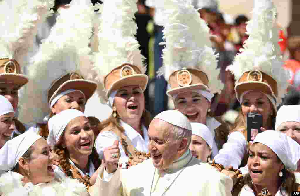 پاپ فرانسیس، رهبر کاتولیک های جهان، در میان طرفدارن مکزیکی اش در میدان سنت پیترز واتیکان