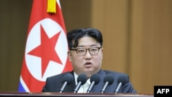 មេដឹកនាំ​កូរ៉េខាង​ជើងលោក Kim Jong Un ថ្លែង​នៅ​ក្នុង​កិច្ច​ប្រជុំ​មួយ​របស់​សភាកំពូល​របស់​​កូរ៉េខាងជើង​ កាលពីថ្ងៃទី១៦ ខែមករា ឆ្នាំ២០២៤។ (AFP PHOTO/KCNA VIA KNS)