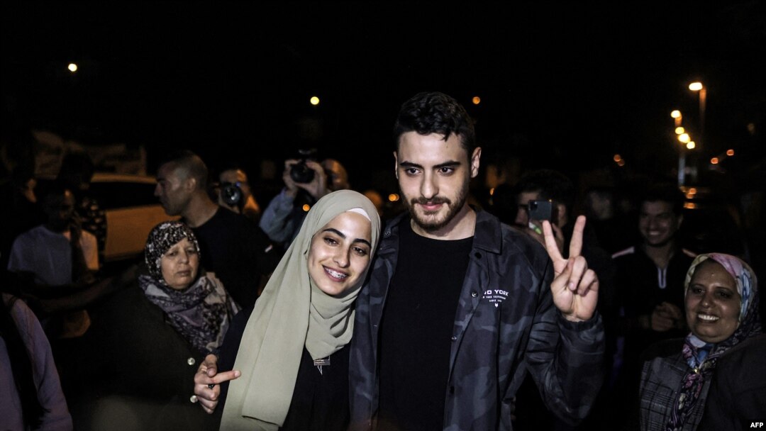 Dua aktivis Palestina yang merupakan saudara kembar, Mona dan Muhammad el-Kurd, berfoto setelah dibebaskan oleh pihak berwenang Israel di kawasan Sheikh Jarrah di bagian timur Yerusalem yang dicaplok Israel, Minggu, 6 Juni 2021. 