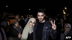 Dua aktivis Palestina yang merupakan saudara kembar, Mona dan Muhammad el-Kurd, berfoto setelah dibebaskan oleh pihak berwenang Israel di kawasan Sheikh Jarrah di bagian timur Yerusalem yang dicaplok Israel, Minggu, 6 Juni 2021. 