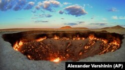 Kawah api yang disebut sebagai "Gerbang Neraka" terlihat di dekat Darvaza, Turkmenistan, Sabtu, 11 Juli 2020. (Foto: AP/Alexander Vershinin)