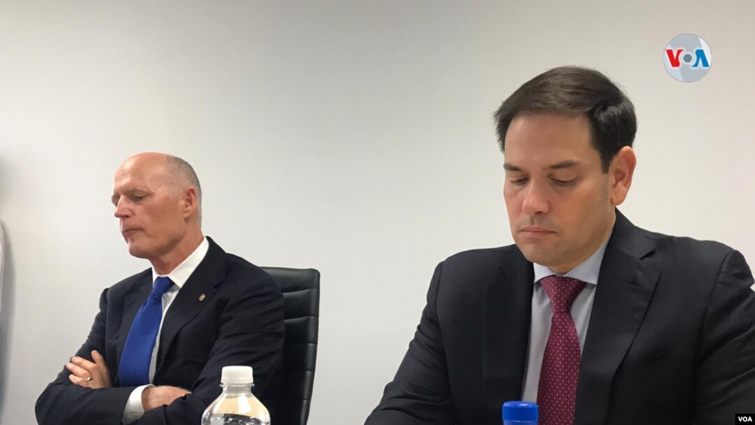资料照：2019年11月12日，代表佛罗里达州的两位共和党籍联邦参议员鲁比奥（右）与斯科特（左）在该州的一个论坛上。