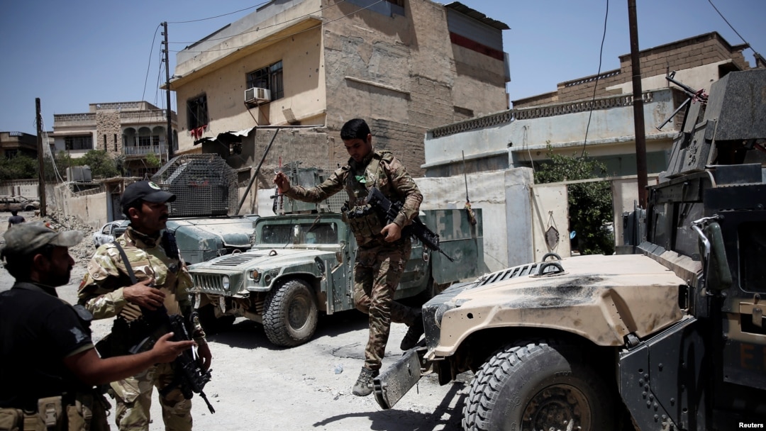 Anggota pasukan Irak turun dari kendaraannya dalam bentrokan dengan anggota ISIS di Mosul barat, Irak, 27 Mei 2017. 