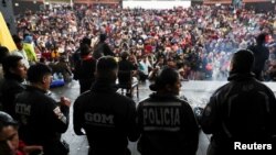Los miembros de la policía son retenidos por indígenas durante una asamblea indígena para protestar contra las medidas de austeridad del presidente de Ecuador, Lenin Moreno, en Quito, el jueves.