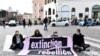 Aktivis dari kelompok Extinction Rebellion melancarkan aksi protes dengan memblokade jalanan saat pelaksanaan KTT G20 di Roma, Italia, pada 31 Oktober 2021. (Foto: Reuters/Flavio Lo Scalzo)