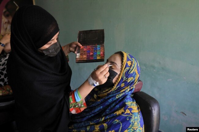 Afghan women attend beautician and makeup class at the Skills Academy for Needy Aspirants, in Peshawar, Pakistan July 13, 2023. (REUTERS/Fayaz Aziz)