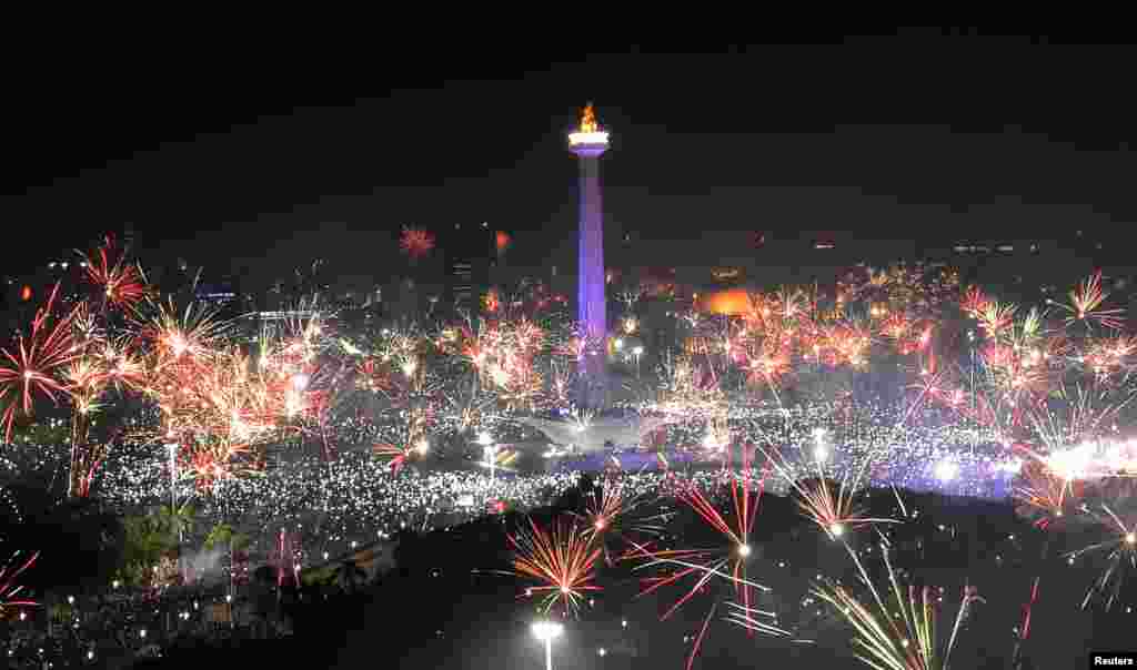 在2018年1月1日印度尼西亚雅加达新年庆典期间，在国家纪念碑附近，焰火明灿，礼花绽放。