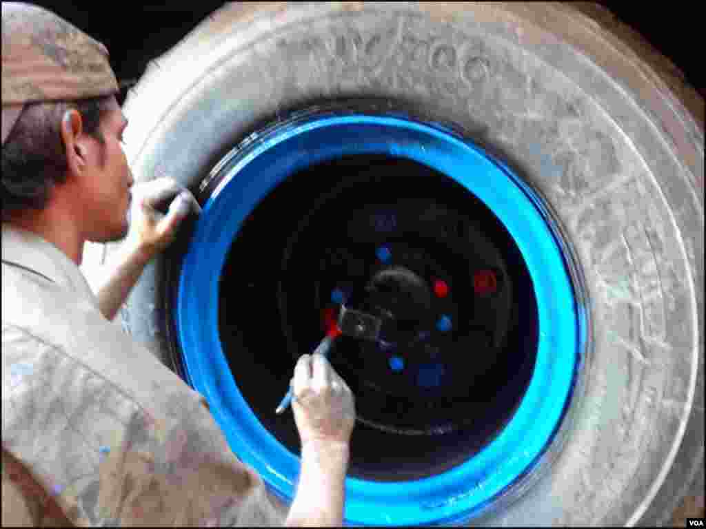 کراچی: ٹرک کی تیاری میں پہیوں پر بھی رنگ کیا جارہاہے