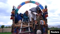 Warga desa Afghanistan mengungsi dari konflik yang melanda distrik Behsud di provinsi Nangarhar, Afghanistan, 24 April 2019 (foto: Reuters/Parwiz)