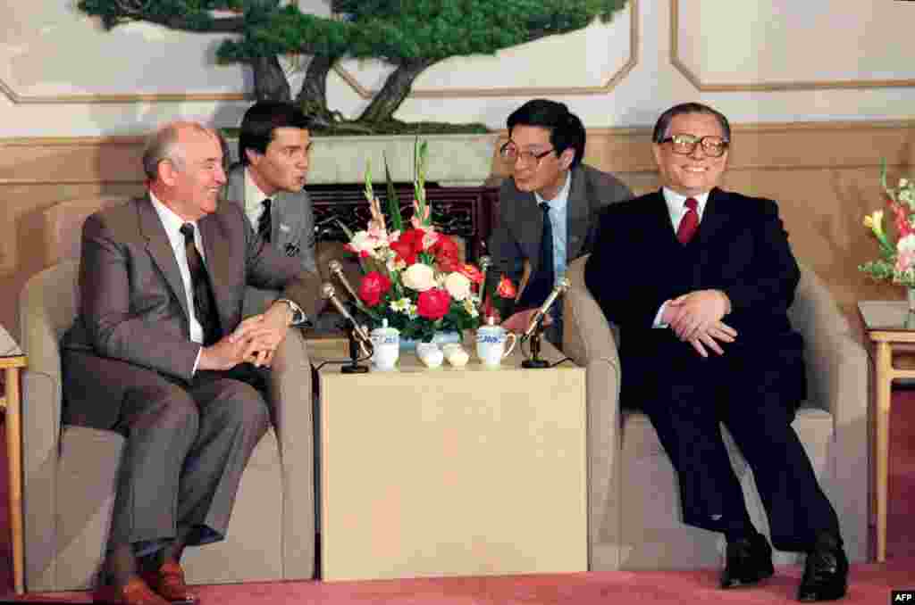 1989年5月18日，苏共总书记米哈伊尔&middot;戈尔巴乔夫（左）和中共上海市委书记江泽民在上海西郊宾馆谈话。后来，通过中共元老李先念提名，陈云推荐，邓小平同意，江泽民成为新的接班人。1989年6月23日至24日，中共中央召开了十三届四中全会，选举江泽民为中央委员会总书记。