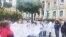 Un grupo de médicos se encontraba en la puerta de palacio de gobierno, con letreros en mano pidiendo equipo para enfrentar este virus.