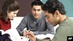 Des ONGs encouragent les Hispaniques à faire des études supérieures