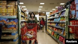 Seorang perempuan menggunakan ponselnya sembari berbelanja di sebuah supermarket di Seoul, Korea Selatan, 28 Maret 2016. REUTERS/Kim Hong-Ji - 