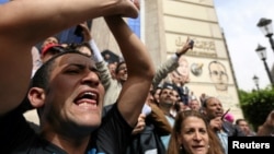 Journalists rally against restrictions on the press and to demand the release of detained journalists, in front of the Press Syndicate in Cairo, Egypt, May 4, 2016. 