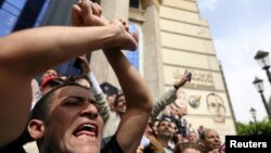 تجمع گروهی از مردم در قاهره در اعتراض به محدودیتهای اعمال شده علیه رسانه ها و دستگیری خبرنگاران - ۱۵ اردیبهشت ۱۳۹۵ 