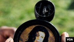 El famoso cantante, murió el 25 de junio de 2009 dejando sin aclarar muchos aspectos de su vida privada .