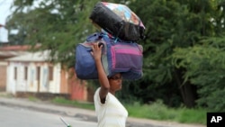 Une femme transporte ses effets personnels à Bujumbura, le 7 novembre 2015. (AP Photo)