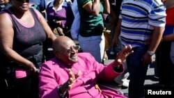 Desmond Tutu salue la foule au Cap, 19 avril 2014