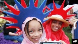 독립기념일에 야외 소풍을 나온 어린이들