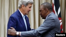 Le secrétaire d'Etat américain John Kerry s'est entretenu lundi avec le président kényan Uhuru Kenyatta de sécurité régionale à Nairobi, Kenya, le 22 août 2016. 