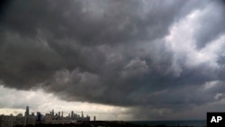 Nubarrones amenazadores se ciernen sobre la ciudad de Chicago, EEUU, el 12 de julio de 2023.