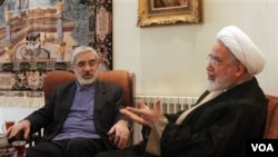 Pemimpin kelompok oposisi Iran, Mir Hossein Mousavi (kiri) dan Mahdi Karroubi.