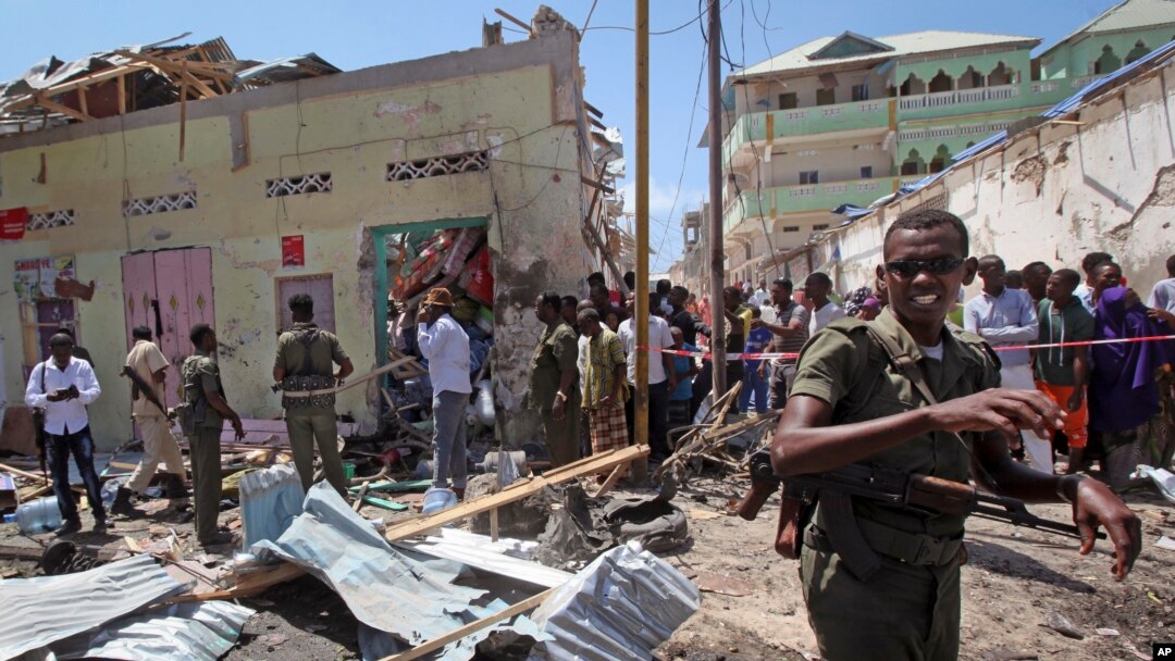Tentara Somalia berjaga di sekitar lokasi ledakan bom mobil di dekat hotel Weheliye, Mogadishu, 13 Maret 2017 (AP Photo/Farah Abdi Warsameh)