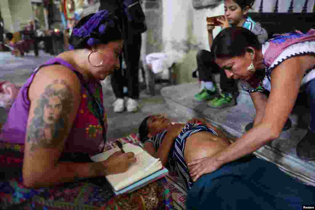 Un grupo de parteras voluntarias que opera en 12 estados de México, atienden a mujeres migrantes embarazadas que se encuentran en un campamento improvisado de la Iglesia de la Soledad en la Ciudad de México.