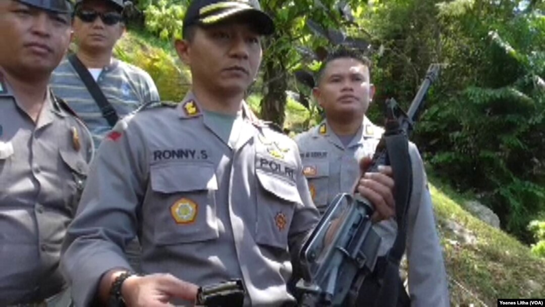 Kapolres Poso AKBP Ronny Suseno memperlihatkan senjata M16 yang diamankan pasca kontak tembak antara Brimob dan Kelompok Teroris di Poso (Foto:VOA/Yoanes Litha)