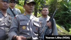 Kapolres Poso AKBP Ronny Suseno memperlihatkan senjata M16 yang diamankan pasca kontak tembak antara Brimob dan Kelompok Teroris di Poso (Foto:VOA/Yoanes Litha)