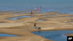 泰国东北地区湄公河沙洲上的游客。（2019年12月4日）