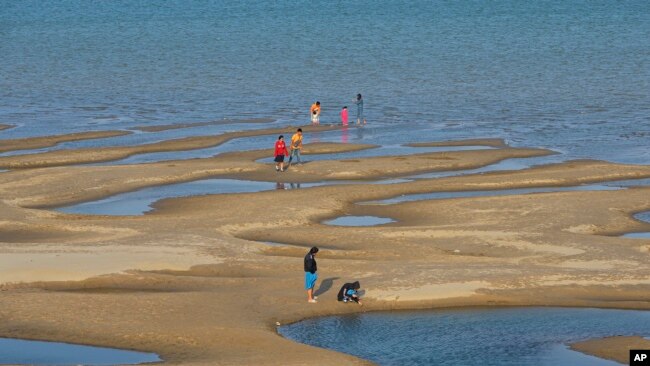 泰国东北地区湄公河沙洲上的游客。