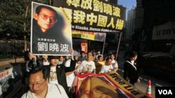 Para demonstran pendukung Liu Xiaobo berpawai di Hong Kong.