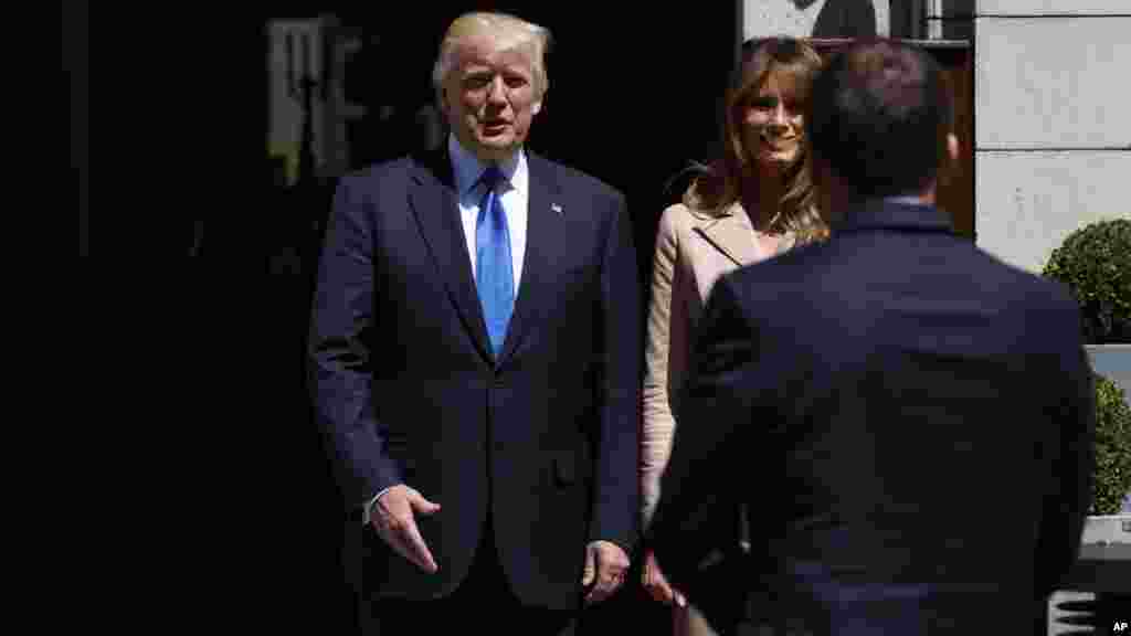 Le président Donald Trump et la première dame Melania Trump accueillent le président français Emmanuel Macron à l'ambassade américaine à Bruxelles, le 25 mai 2017.