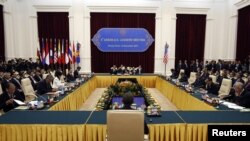 U.S. President Barack Obama (back to camera) participates during the ASEAN Summit at the Peace Palace in Phnom Penh, November 19, 2012. 