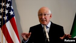 El embajador de Estados Unidos en México, Ken Salazar, asiste a una conferencia de prensa en la Ciudad de México, México, el 9 de noviembre de 2021. 