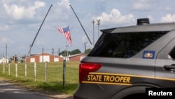 FILE - Seorang polisi negara bagian memblokir jalan selama penyelidikan atas penembakan pada kampanye calon presiden dari Partai Republik dan mantan Presiden AS Donald Trump di Butler, Pennsylvania, AS, 14 Juli 2024. (Carlos Osorio/REUTERS)