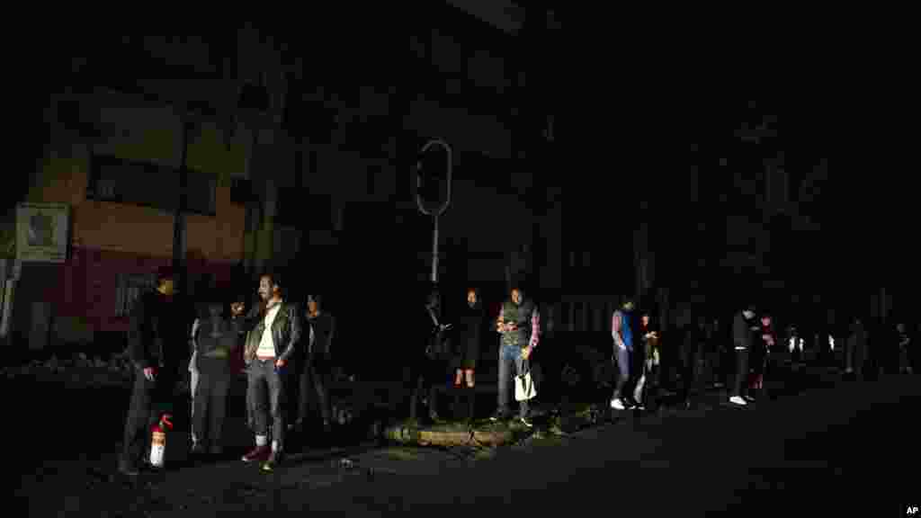 Des personnes qui ont évacués des bars après le seisme se trouvent dans les rues de Mexico, Mexique, le 7 septembre 2017.