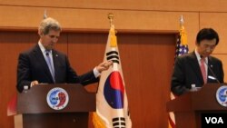 美国国务卿克里(左)与尹炳世在联合记者会上（美国之音莉雅拍摄）