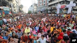 চট্টগ্রাম শহরে সনাতনী ধর্মাবলম্বী জনগোষ্ঠী তাদের নেতাদের বিরুদ্ধে মামলা প্রত্যাহার এবং হামলা আর হয়রানি থেকে নিরাপত্তার দাবীতে বিক্ষোভ করছে। ফটোঃ ১ নভেম্বর, ২০২৪