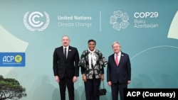 La Première ministre de la RDC, Judith Suminwa (au centre), avec le président azerbaïdjanais Ilham Aliyev (à droite) et le Secrétaire général de l'ONU, Antonio Guterres (à gauche), lors du sommet du Cpo29 à Bakou, en Azerbaïdjan, le 12 novembre 2024. Photo ACP